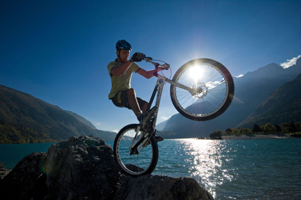 Molveno, evoluzioni in bici in riva al lago. Fototeca Trentino Marketng Spa, foto di Ronny Kiaulehn