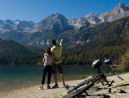 Ciclisti in relax in Val di Non.  Fototeca Trentino Marketng Spa, foto di Ronny Kiaulehn