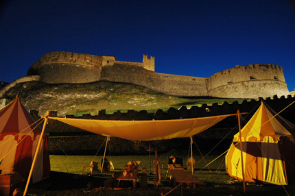 Una tenda da campo alle pendici di Castel Beseno. Foto Cristallini