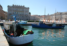 Barche di pescatori di fronte al palazzo del Governo