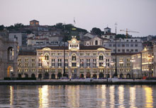 Trieste, notturna del municipio (Foto comune di Trieste Uff. Immagine)
