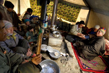 Tso Moriri, nomadi khampa vengono visitati dal medico tibetano Dhondup. 
