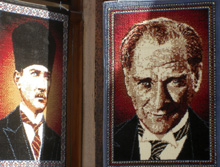 L'immagine di Ataturk disegnata sui tappeti