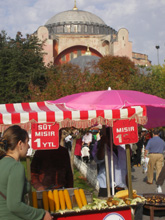 Sullo sfondo la cupola della Basilica di Santa Sofia a Istanbul