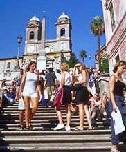 Turisti in piazza di Spagna a Roma