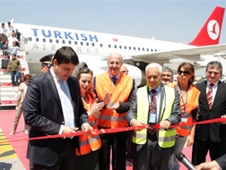 Taglio del nastro del nuovo volo effettuato da Sergia Saglam, Direttore Marketing della compagnia turca 