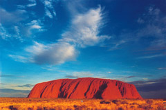 Le tinte rosso fuoco del monolite Uluru
