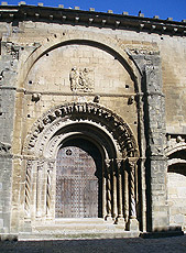 Lo splendido portale delle Chiesa Fortezza a Uncastillo