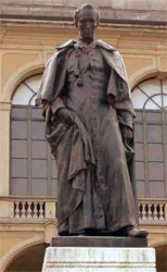 La statua di Antonio Rosmini
