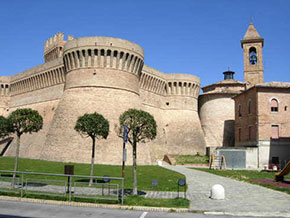 La strada e il web, i palcoscenici di Marco Sbarbati 2 La Rocca di Urbisaglia, nelle Marche. Le origini di Marco