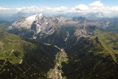Il panorama che si gode nella valle (Foto: Apt Val di Fassa; fot. MMontibeller)