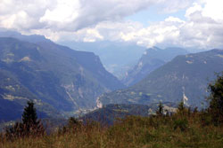 In moto, sui monti della Prima Guerra Mondiale 2 Veduta della Valsugana