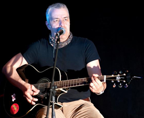 Davide van de Sfroos alla chitarra