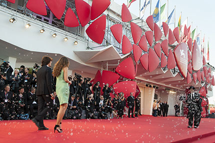 Bolle di sapone sul red carpet. Un'iniziativa in sostegno di Emergency