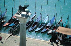 Agenzenit: mostro turistico in gestazione 8 Gondole a Venezia