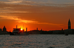 Infuocato tramonto su Venezia dalla Laguna Nord (Foto: Giovanna Dal Magro)
