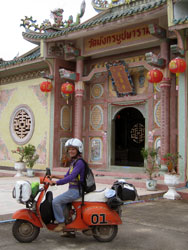 Sosta davanti a un tempio cinese lungo la strada da Trat a Chanthaburi, in Thailandia