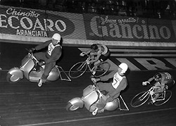 Vespa GS al Vigorelli, 1956 (Foto: © Archivio Storico Antonella Bechi Piaggio)