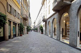 visitatori Via della Spiga a Milano