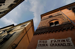 Via Santa Croce, nel centro storico di Moncalieri. Ottica Autelli