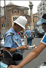 I vigili le multe le danno anche senza paletta