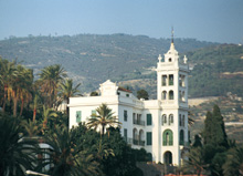 Le linee verticali di Villa Garnier, dimora dell'architetto francese Charles Garnier a Bordighera, spiccano tra le palme dell'Arziglia
(Archivio Fotografico Regione Liguria)