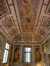 Gli affreschi nel salone centrale