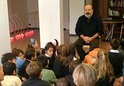 L'autore Roberto Piumini con gli alunni delle scuole