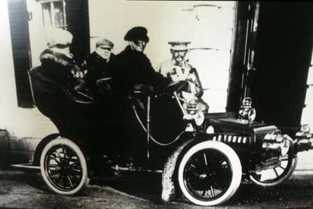 Una foto d'epoca che ritrae la scrittrice con l'amico e collega Henry James al Mount