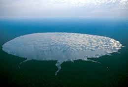 Panorama del lago Télé. © Michael Nichols