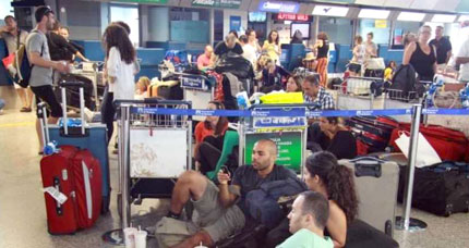 Viaggiatori si riposano come possono per terra negli aeroporti dopo la cancellazione dei voli Windjet