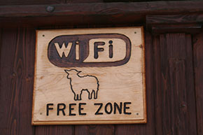 Zona wi-fi indicata con un pannello in legno