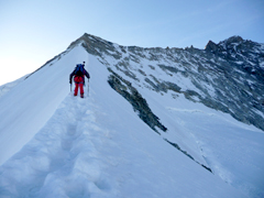 Alpinisti verso la cima dello Zinalrothorn
