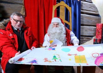 Il-sindaco-di-Rovaniemi-Esko-Lotvonen-con-Babbo-Natale