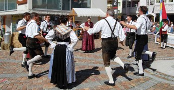 Val di Fassa Moena ballo in piazza