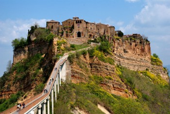 Turisti Civita di Bagnoregio