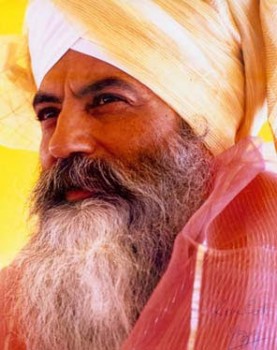 Kundalini Yoga Yogi Bhajan, il maestro che ha diffuso nel mondo la pratica del Kundalini Yoga