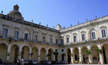 Lecce_cortile-dei-teatini