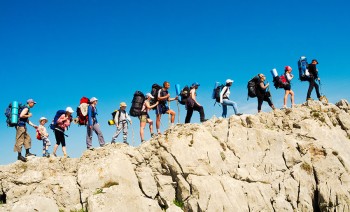 Aigae Un gruppo accompagnato da guida in un'escursione in montagna