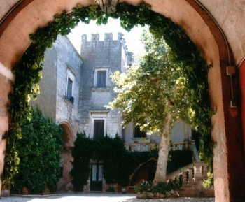 cortile-castello-san-vito