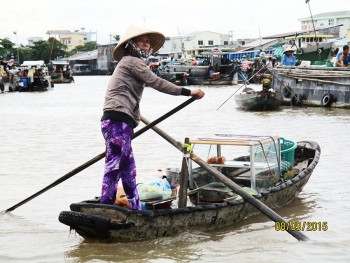 Vietnam: a sud nell’acquatica terra del Mekong 3 Can-Tho-mercato-galleggiante-cibi
