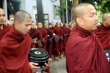 Birmania Mandalay il pasto dei monaci