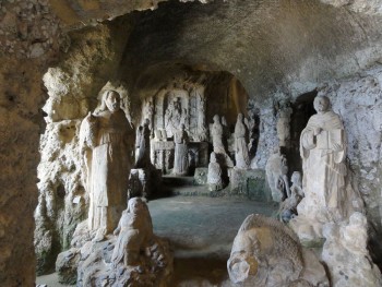 Sculture-interno-Chiesa-Piedigrotta-Pizzo-CalabroOk