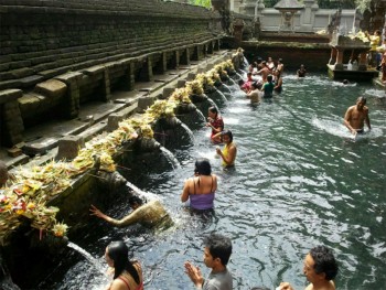 Bali preghiera bagno purificatore
