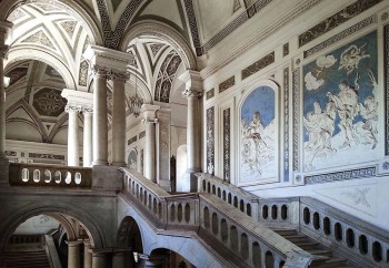 Monastero-dei-Benedettini-scalone-ingresso