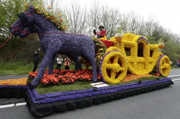 keukenhof, sfilata carri con fiori