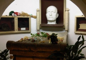 Predappio, la tomba di Mussolini