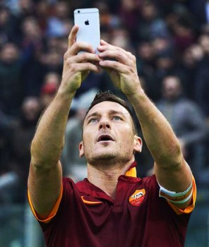 share Francesco-Totti-selfie