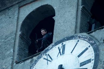 Jeremy Renner sul set a Verre sul campanile della Collegiata di Saint Gilles ®MARVEL