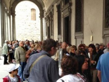 Lungarno Uffizi-Firenze-turisti-in-fila